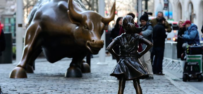“无畏女孩”雕塑迁至纽交所门前 之前被指分散“公牛”注意力