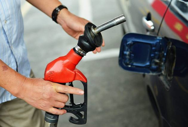 发改委：国内汽柴油价格每吨分别降低125元和120元