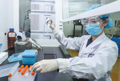 中国新冠疫苗研发“加速跑” 有望今年底上市